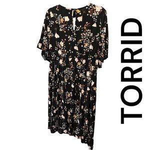 NWOT TORRID Romantic FLORAL dress with FLUTTER sleeves and KEYHOLE back SZ 2